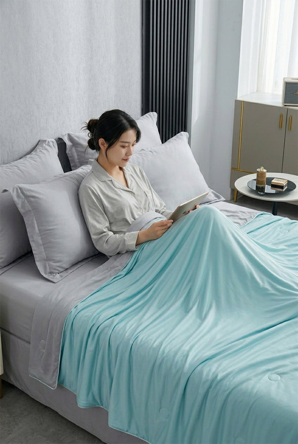 Ice Silk Cooling Comforter – Lightweight Summer Blanket (Twin/King)
