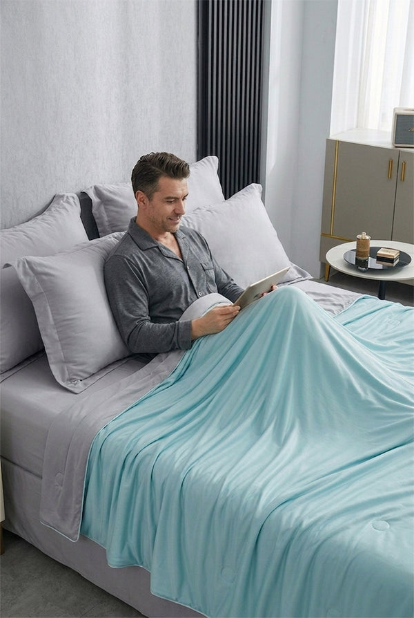 Ice Silk Cooling Comforter – Lightweight Summer Blanket (Twin/King)