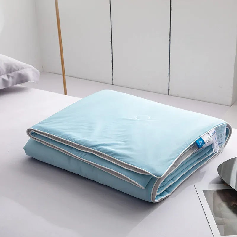 Ice Silk Cooling Comforter – Lightweight Summer Blanket (Twin/King)