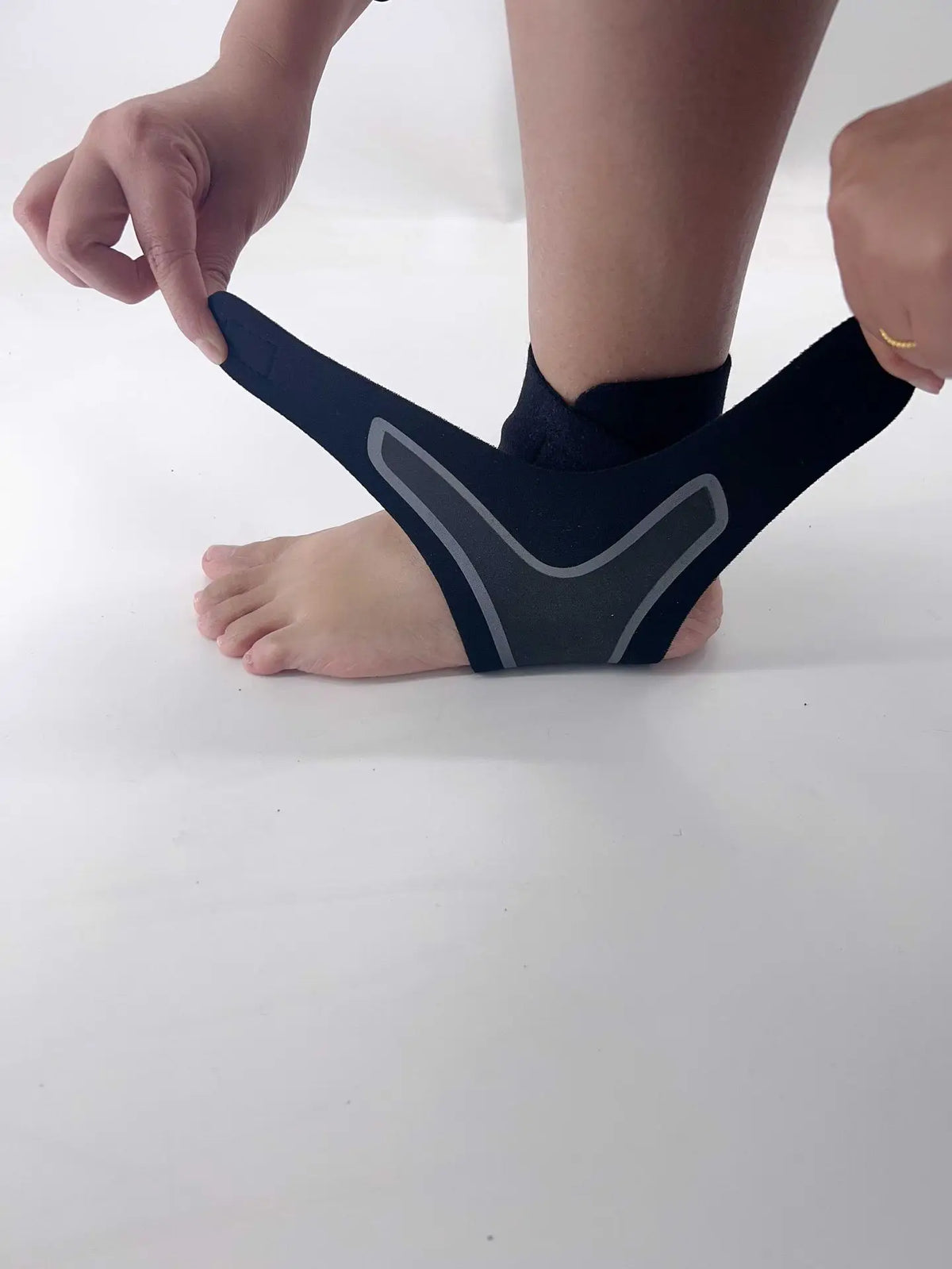 Compression Ankle Guard – Ultra-Thin Support for Sports & Daily Activity