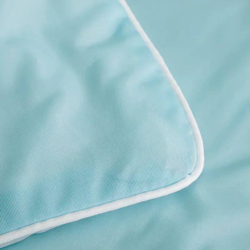 Ice Silk Cooling Comforter – Lightweight Summer Blanket (Twin/King)
